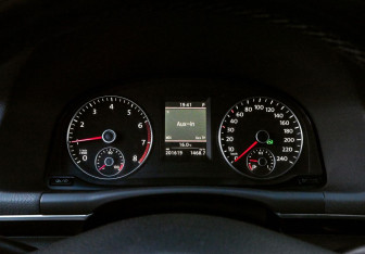 Подержанный автомобиль Volkswagen Touran 2012 года (9 фото)