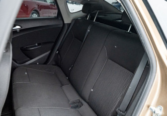 Подержанный автомобиль Opel Astra Sedan 2012 года (17 фото)