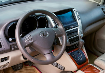 Подержанный автомобиль Lexus RX 2007 года (14 фото)
