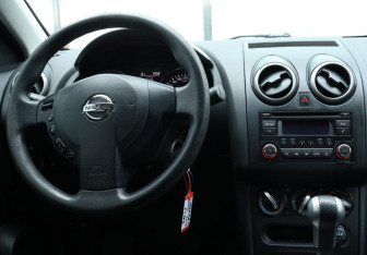 Подержанный автомобиль Nissan Qashqai 2013 года (10 фото)