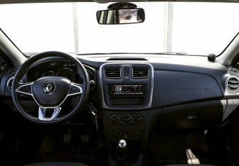 Подержанный автомобиль Renault Sandero 2018 года (18 фото)