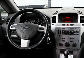 Подержанный автомобиль Opel Zafira Compactvan 2011 года (17 фото)