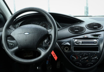 Подержанный автомобиль Ford Focus Sedan 2003 года (10 фото)