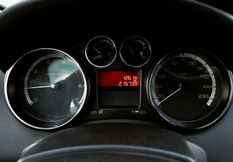 Подержанный автомобиль Peugeot 408 2013 года (9 фото)