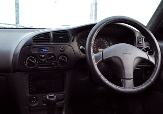 Подержанный автомобиль Mitsubishi Lancer Sedan 2000 года (12 фото)