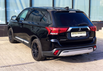 Подержанный автомобиль Mitsubishi Outlander 2019 года (3 фото)