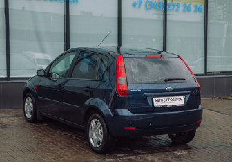 Подержанный автомобиль Ford Fiesta Hatchback 2003 года (3 фото)