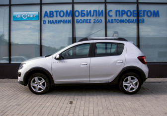 Подержанный автомобиль Renault Sandero 2017 года (2 фото)