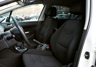 Подержанный автомобиль Peugeot 408 2013 года (14 фото)