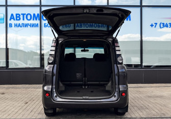 Подержанный автомобиль Toyota Sienta 2010 года (17 фото)