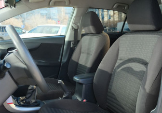 Подержанный автомобиль Toyota Corolla Sedan 2007 года (16 фото)