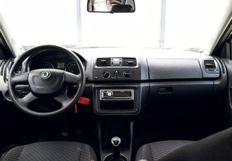Подержанный автомобиль Skoda Fabia Hatchback 2010 года (16 фото)