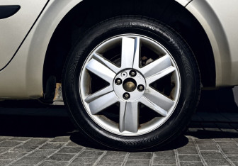Подержанный автомобиль Renault Megane Sedan 2006 года (19 фото)