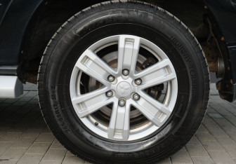 Подержанный автомобиль Mitsubishi Pajero 2013 года (20 фото)