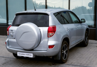 Подержанный автомобиль Toyota RAV4 2007 года (5 фото)