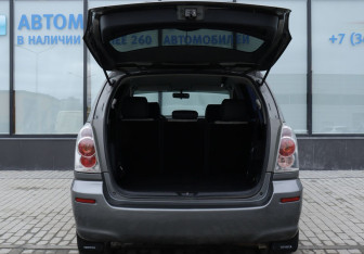 Подержанный автомобиль Toyota Corolla Verso 2006 года (19 фото)