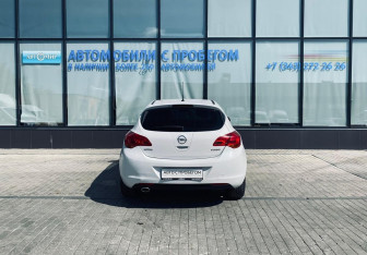 Подержанный автомобиль Opel Astra Hatchback 2011 года (4 фото)