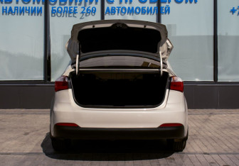 Подержанный автомобиль Kia Cerato Sedan 2013 года (20 фото)