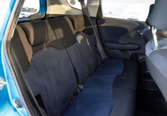 Подержанный автомобиль Honda Fit 2008 года (14 фото)