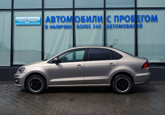 Подержанный автомобиль Volkswagen Polo Sedan 2017 года (13 фото)