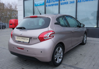 Подержанный автомобиль Peugeot 208 2013 года (5 фото)