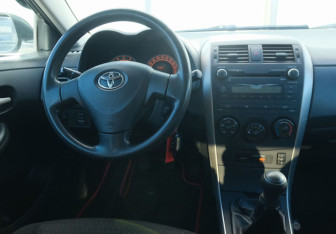 Подержанный автомобиль Toyota Corolla Sedan 2007 года (10 фото)