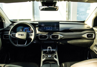 Подержанный автомобиль Geely Okavango 2023 года (17 фото)