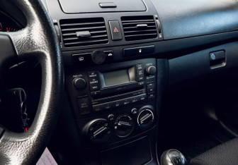 Подержанный автомобиль Toyota Avensis Sedan 2008 года (11 фото)