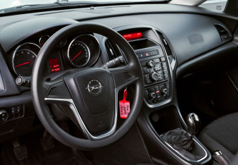 Подержанный автомобиль Opel Astra Wagon 2012 года (13 фото)