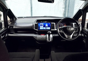 Подержанный автомобиль Honda Stepwgn 2014 года (15 фото)