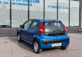 Подержанный автомобиль Peugeot 107 2009 года (3 фото)