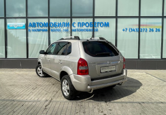 Подержанный автомобиль Hyundai Tucson 2008 года (3 фото)