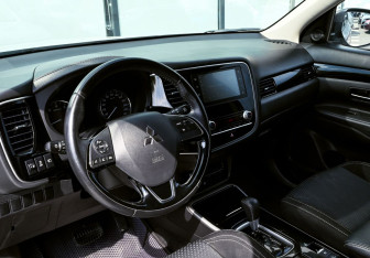 Подержанный автомобиль Mitsubishi Outlander 2020 года (15 фото)