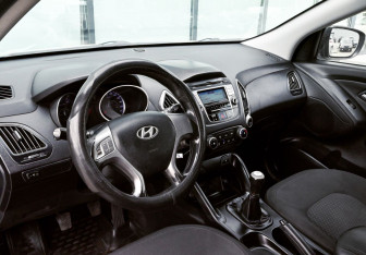 Подержанный автомобиль Hyundai ix35 2010 года (14 фото)