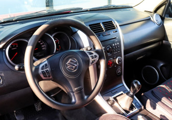Подержанный автомобиль Suzuki Grand Vitara 2008 года (14 фото)