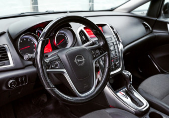 Подержанный автомобиль Opel Astra Wagon 2012 года (16 фото)