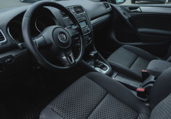 Подержанный автомобиль Volkswagen Golf Hatchback 2010 года (9 фото)