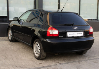 Подержанный автомобиль Audi A3 Hatchback 2002 года (3 фото)