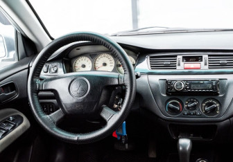 Подержанный автомобиль Mitsubishi Lancer Sedan 2004 года (11 фото)