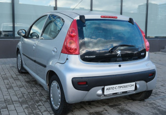 Подержанный автомобиль Peugeot 107 2009 года (3 фото)