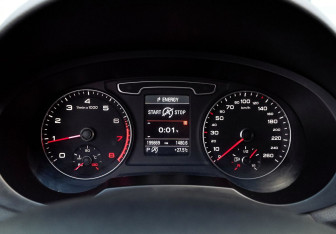 Подержанный автомобиль Audi Q3 2012 года (12 фото)