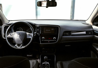 Подержанный автомобиль Mitsubishi Outlander 2020 года (18 фото)