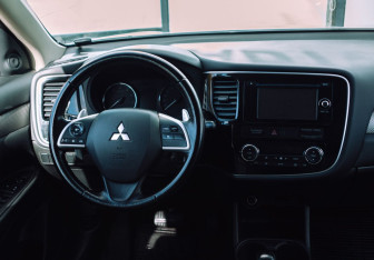 Подержанный автомобиль Mitsubishi Outlander 2014 года (10 фото)