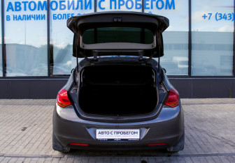 Подержанный автомобиль Opel Astra Hatchback 2011 года (20 фото)
