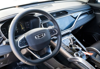 Подержанный автомобиль Geely Atlas Pro 2021 года (10 фото)