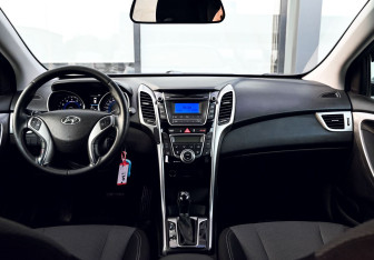 Подержанный автомобиль Hyundai i30 Hatchback 2012 года (17 фото)