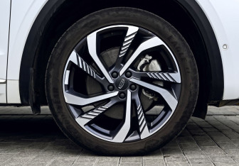 Подержанный автомобиль Geely Monjaro 2023 года (23 фото)