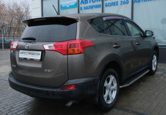 Подержанный автомобиль Toyota RAV4 2013 года (5 фото)