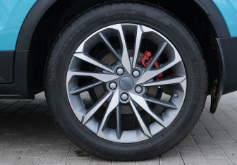 Подержанный автомобиль Geely Coolray 2023 года (18 фото)