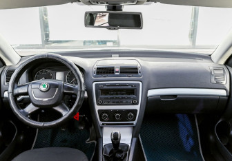 Подержанный автомобиль Skoda Octavia Liftback 2011 года (12 фото)